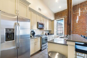 Kjøleskap, mikrobølgeovn, ovn og kokeplater