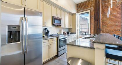 * Nuevo condominio en el centro de la esquina con balcón * NewOrleansLuxuryRentals - The 30 ° / -90 ° -