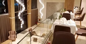 Se sirven desayunos, almuerzos, cenas y cocina local e internacional