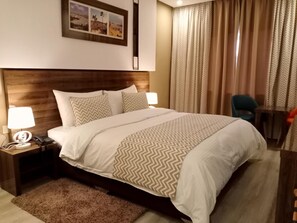Escrivaninha, cortinas blackout, camas extras/dobráveis (sobretaxa)