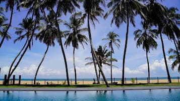 Hồ bơi ngoài trời