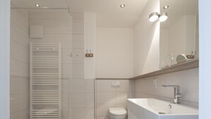 Apartemen, 2 kamar tidur, balkon | Kamar mandi
