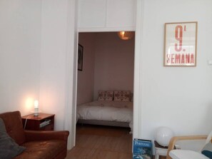 2 quartos, escrivaninha, ferros/tábuas de passar roupa