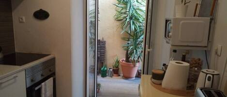 冷蔵庫、電子レンジ、オーブン、コンロ