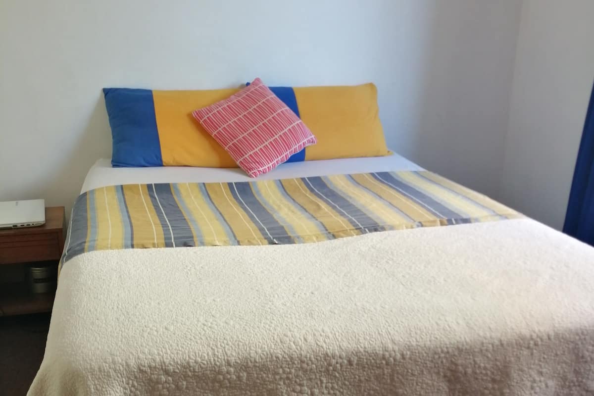 1 habitación, cortinas blackout y tabla de planchar con plancha