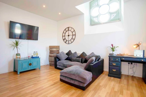 Living area - Stunning 1800's Converted Church (Bristol)