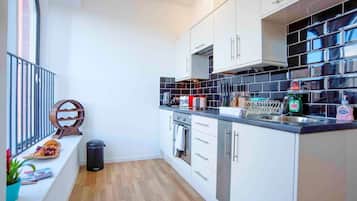Departamento | Cocina privada | Refrigerador, horno, parrilla de estufa y tetera eléctrica