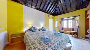 1 slaapkamer, een bureau, een strijkplank/strijkijzer, reisbedje