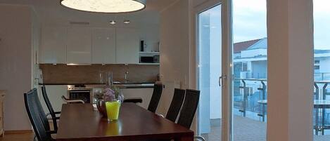 Apartment, 3 Schlafzimmer, Sauna (Balcony) | Essbereich im Zimmer
