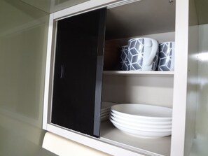Réfrigérateur, micro-ondes, plaque de cuisson