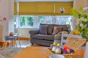 TV - Howgills Apartment 7 (self-catering accommodation with free parking and Wi-Fi) (Sedbergh)