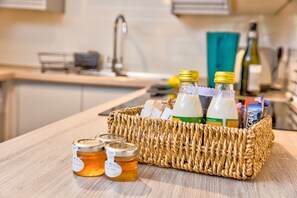 Microwave, oven, highchair, cookware/dishes/utensils - Howgills Apartment 7 (self-catering accommodation with free parking and Wi-Fi) (Sedbergh)