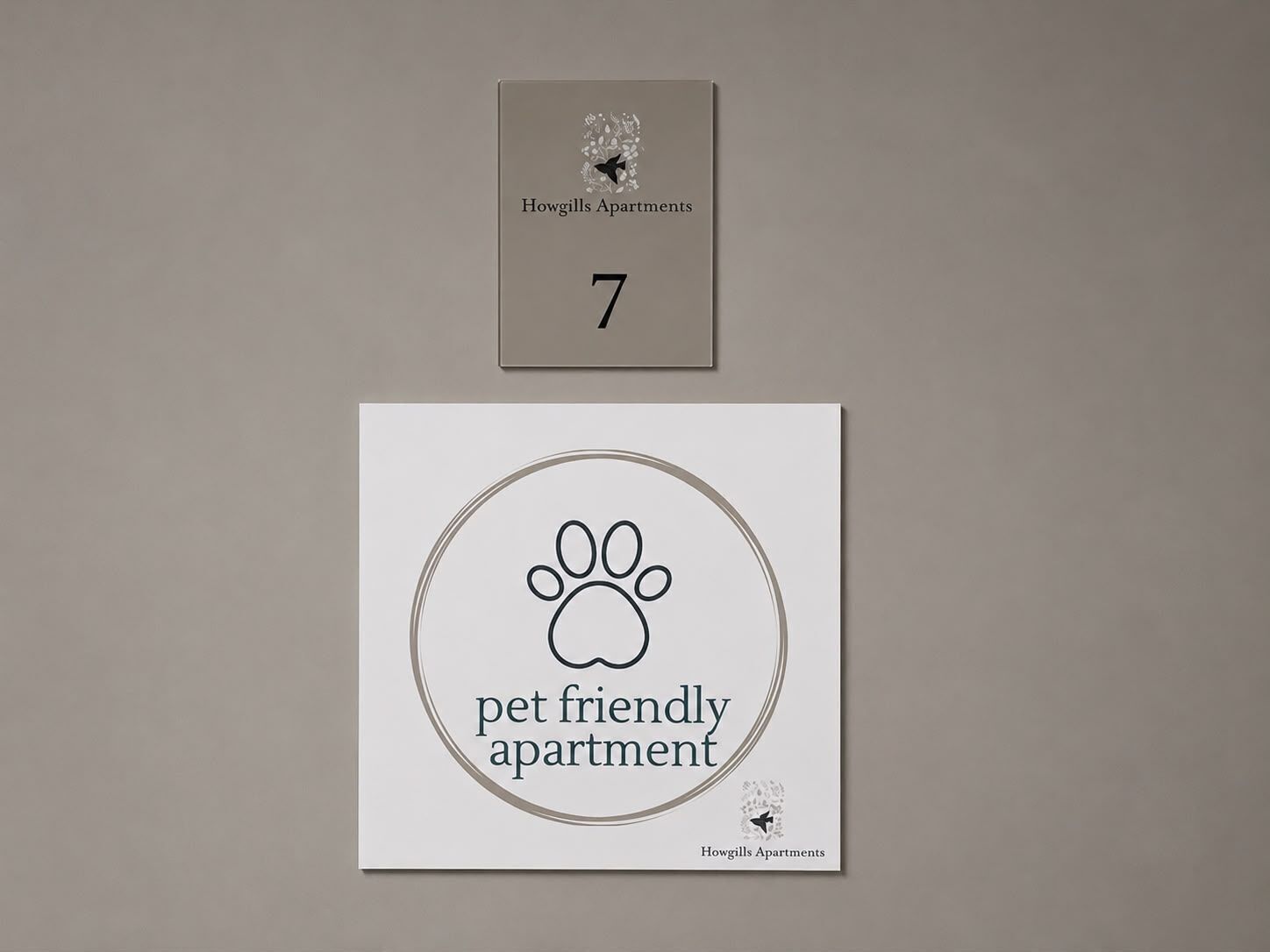 Letrero que indica 'apartamento para mascotas', con una huella de pata y el texto 'apartamento para mascotas', junto con el logotipo de Howgills Apartments.