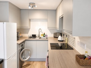 Microones, forn, trona i utensilis de cuina, vaixella i coberteria 