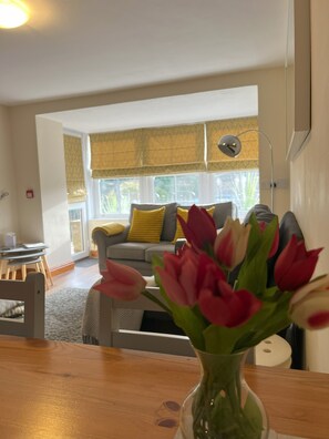 TV - Howgills Apartment 7 (self-catering accommodation with free parking and Wi-Fi) (Sedbergh)
