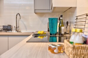 Microwave, oven, highchair, cookware/dishes/utensils - Howgills Apartment 7 (self-catering accommodation with free parking and Wi-Fi) (Sedbergh)