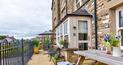 Howgills Apartment 7 (self-catering accommodation with free parking and Wi-Fi)