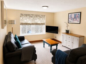 TV - Howgills Apartment 9 (self-catering accommodation with free parking and Wi-Fi) (Sedbergh)