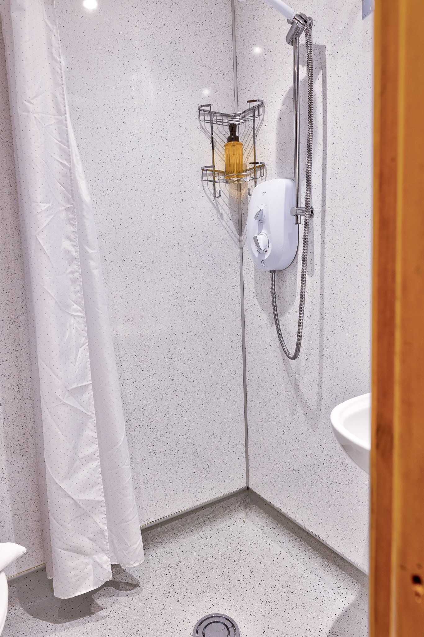 Suihku, hiustenkuivaaja, pyyhkeet