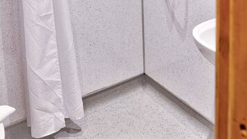 Suihku, hiustenkuivaaja, pyyhkeet