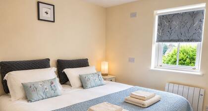 Howgills Apartment 9 (self-catering accommodation with free parking and Wi-Fi)