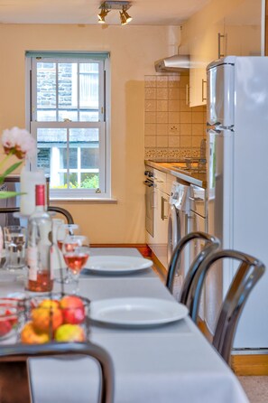 Microwave, oven, highchair, cookware/dishes/utensils - Howgills Apartment 9 (self-catering accommodation with free parking and Wi-Fi) (Sedbergh)