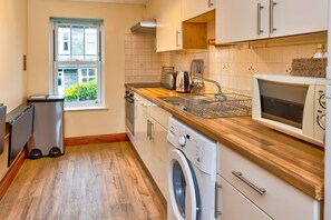 Microwave, oven, highchair, cookware/dishes/utensils - Howgills Apartment 9 (self-catering accommodation with free parking and Wi-Fi) (Sedbergh)