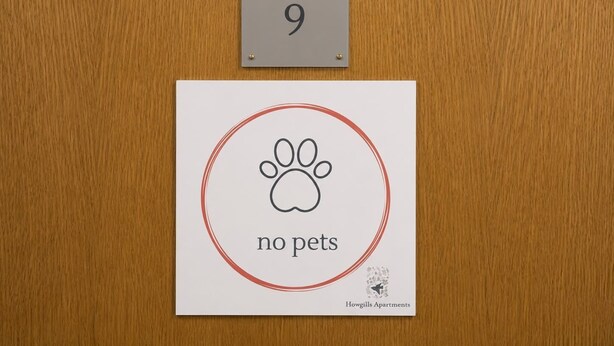 Señal con una huella de pata y el texto 'no se admiten mascotas' para Howgills Apartments.