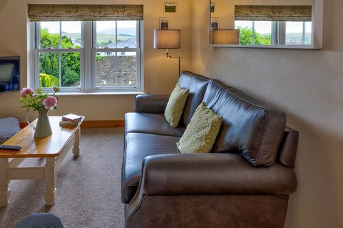 Howgills Apartment 10 (self-catering accommodation with free parking and Wi-Fi)
