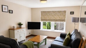 TV - Howgills Apartment 10 (self-catering accommodation with free parking and Wi-Fi) (Sedbergh)