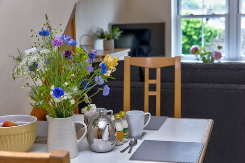 Howgills Apartment 10 (self-catering accommodation with free parking and Wi-Fi)
