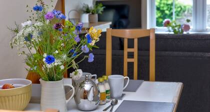 Howgills Apartment 10 (self-catering accommodation with free parking and Wi-Fi)
