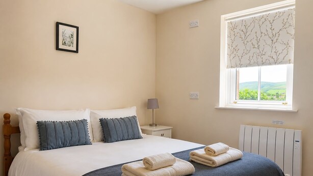 2 bedrooms, iron/ironing board, WiFi, bed sheets - Howgills Apartment 10 (self-catering accommodation with free parking and Wi-Fi) (Sedbergh)