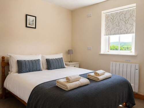 Howgills Apartment 10 (self-catering accommodation with free parking and Wi-Fi)