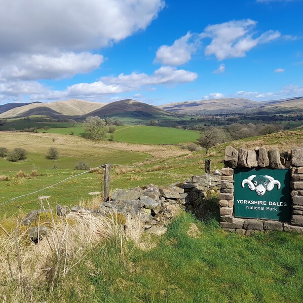 Property grounds - Howgills Apartment 10 (self-catering accommodation with free parking and Wi-Fi) (Sedbergh)