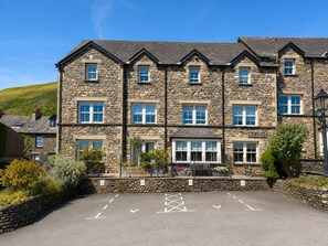Exterior - Howgills Apartment 11 (self-catering accommodation with free parking and Wi-Fi) (Sedbergh)