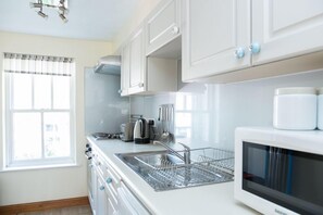 Mikrowelle, Ofen, Geschirrspüler, Hochstuhl