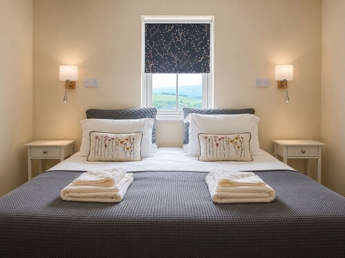 Howgills Apartment 11 (self-catering accommodation with free parking and Wi-Fi)