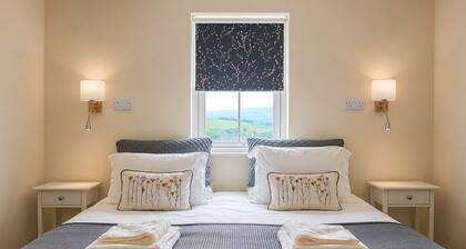Howgills Apartment 11 (self-catering accommodation with free parking and Wi-Fi)