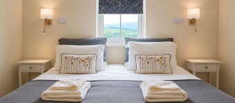 Howgills Apartment 11 (self-catering accommodation with free parking and Wi-Fi)