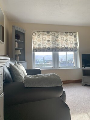 TV - Howgills Apartment 11 (self-catering accommodation with free parking and Wi-Fi) (Sedbergh)