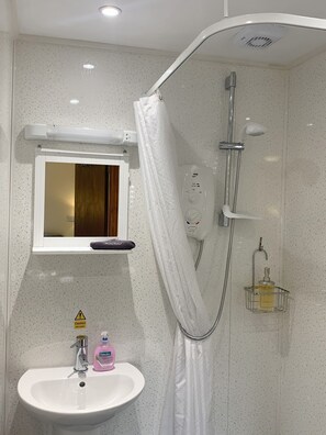 Shower, hair dryer, towels - Howgills Apartment 11 (self-catering accommodation with free parking and Wi-Fi) (Sedbergh)
