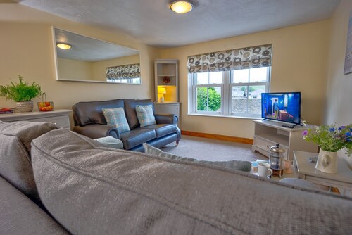 Howgills Apartment 11 (self-catering accommodation with free parking and Wi-Fi)