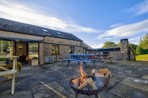 Outdoor dining - Howgills Barn | Self-catering accommodation in Yorkshire | Countryside location (Sedbergh)