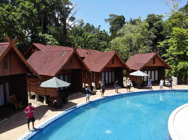 Una piscina al aire libre