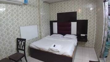 Deluxe Double Room | Laptop workspace, free WiFi