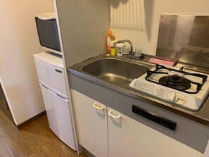 Kühlschrank, Mikrowelle, Herdplatte, Kochgeschirr/Geschirr/Besteck