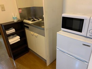 Réfrigérateur, micro-ondes, batterie de cuisine, vaisselle et ustensiles