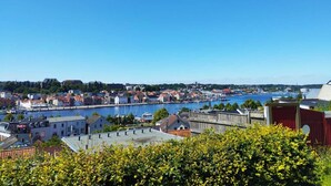 Eine Küstenstadt mit einem Hafen, Gebäuden und blauem Himmel.