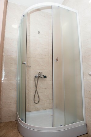 Comfort Triple Room | Bathroom | Shower, free toiletries, hair dryer, towels - Tiflis Avlabari Hotel (Tbilisi)